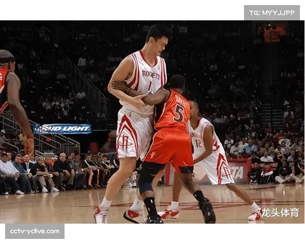 姚明中国赛成全场焦点 与独行侠老板亲切交流畅谈无官一身轻